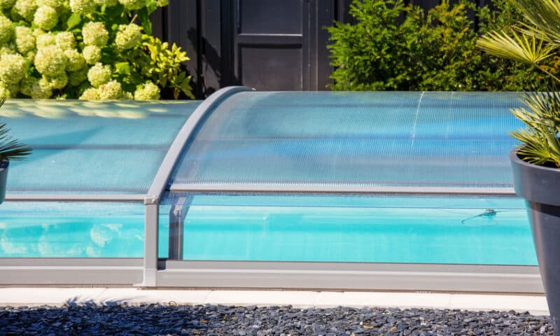 Se baigner toute l’année grâce aux abris de piscine et spa